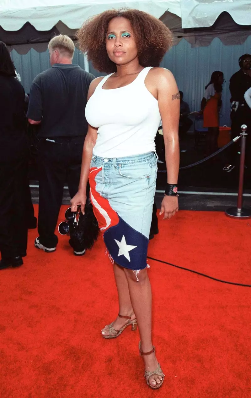 Ally McBeal actress Nicole Carson gets casual chic in a tank top and jean skirt.