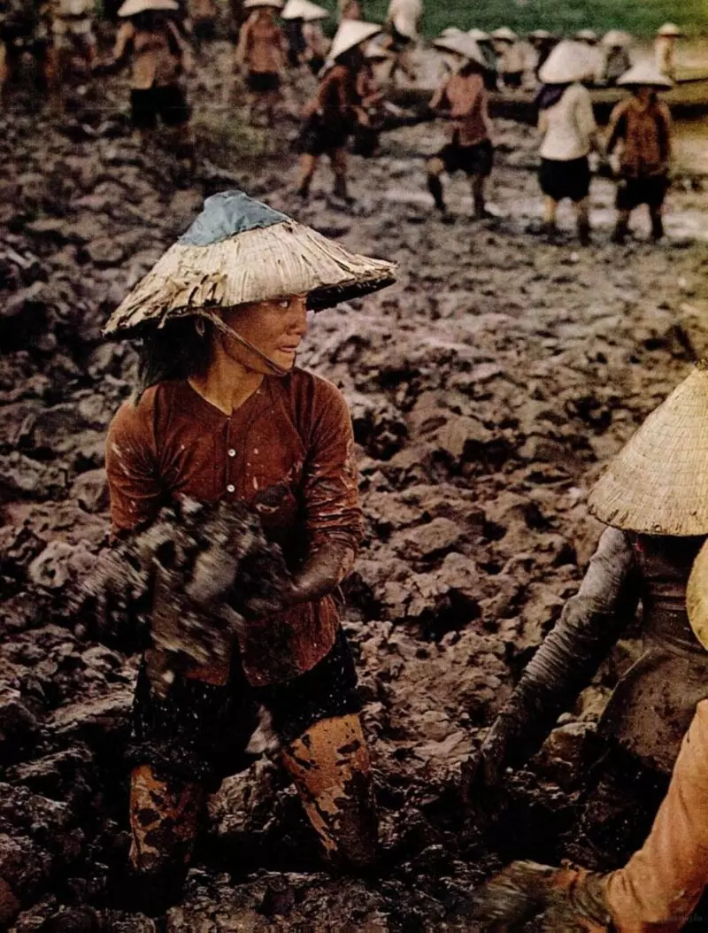 The traditional costume of Vietnamese people in the past