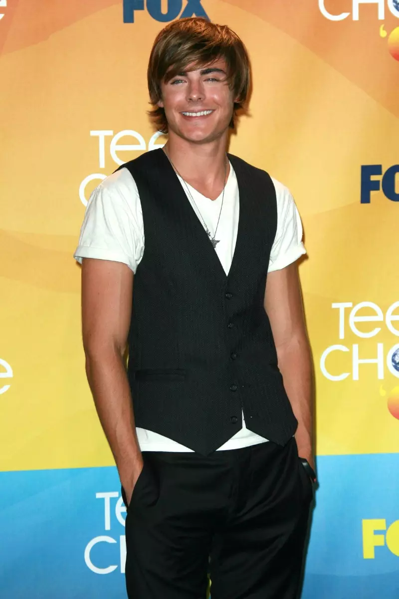 Zac Efron wears a vest over a v-neck, one of the prevailing trends of the 2000s, to the 2007 Teen Choice Awards.